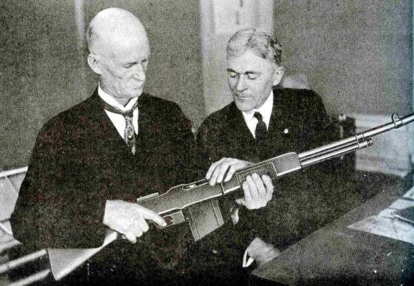 345-Machine-rifle-Frank-F.-Burton-with-John-M.-Browning